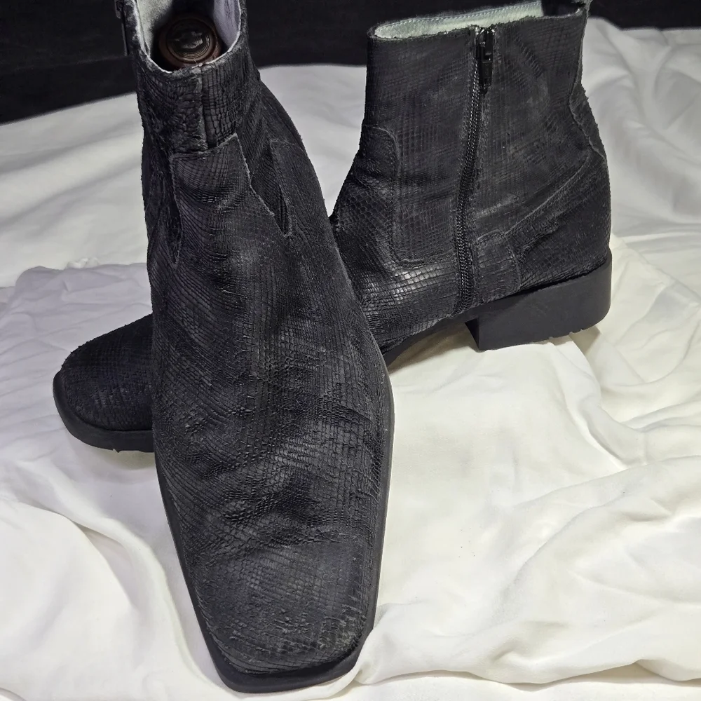 Mens Kenneth Cole ReactionBlack Textured Ankle Boots